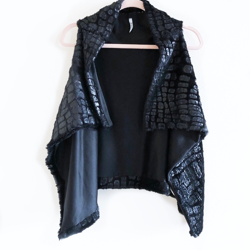 Luxury 3D Texture Faux Fur Black Vest - Picture 2 of 6